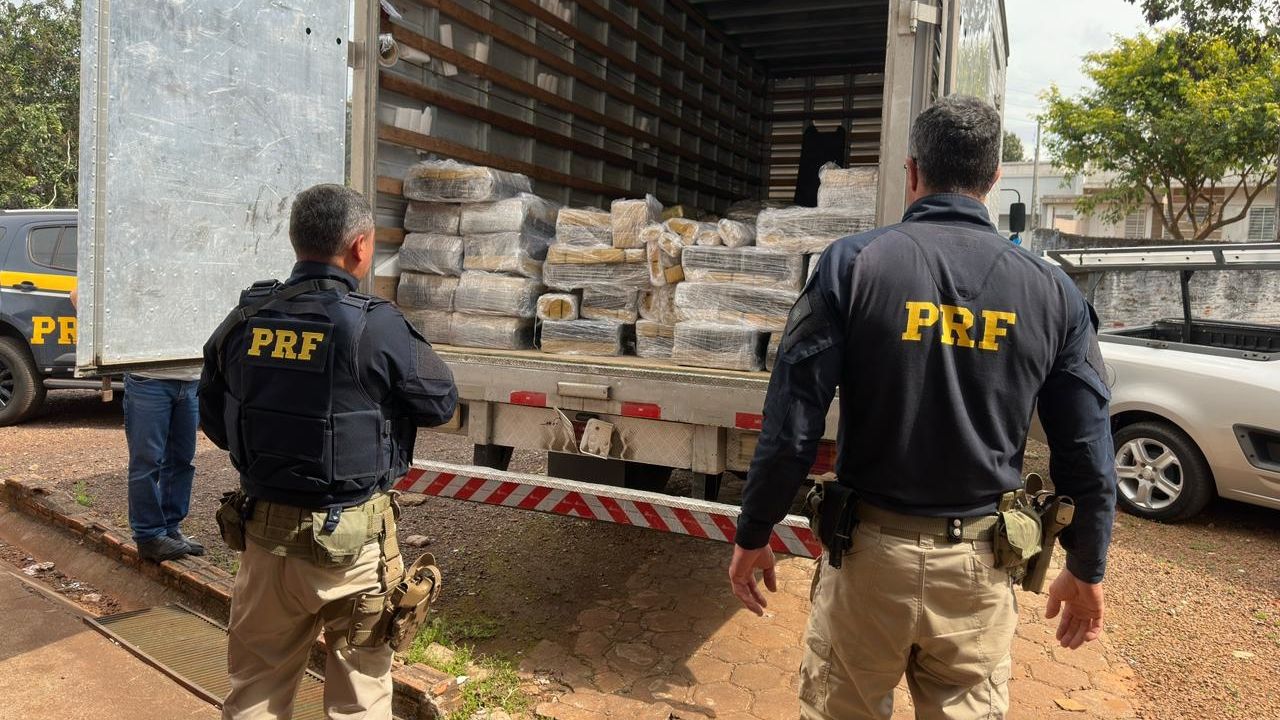 PRF intercepta caminhão com carga de maconha disfarçada de equipamentos de academia na BR-277 em Cascavel