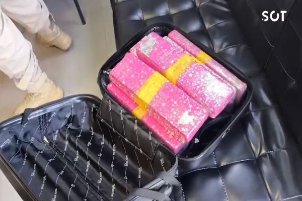 Imagem referente a notícia: PRF intercepta carregamento de maconha escondido em malas na BR-277