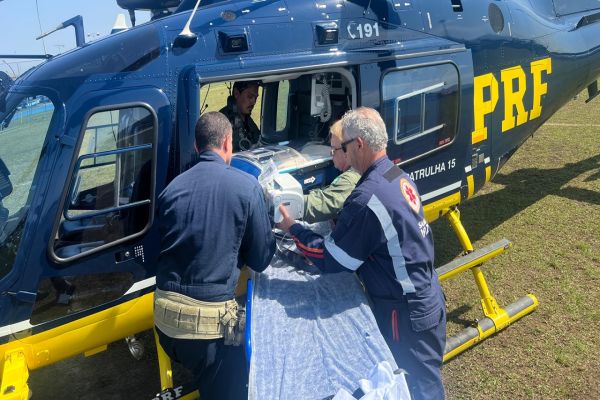Imagem referente a notícia: Bebê de apenas 1 dia é resgatado em operação aérea emocionante no litoral do Paraná