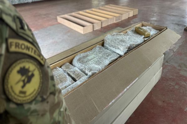 Imagem referente a notícia: PRF encontra depósito e apreende mais de 350 kg de maconha no bairro Brasília, em Cascavel