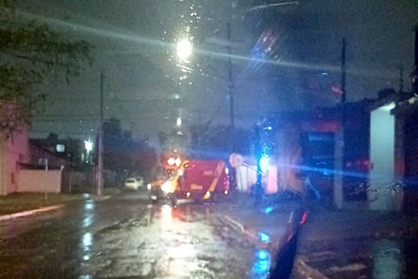 Forte colisão em cruzamento de Cascavel deixa mãe e filho feridos e mobiliza bombeiros