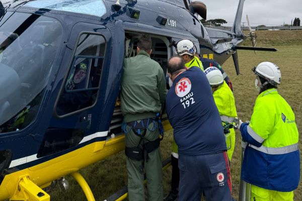 Imagem referente a notícia: Criança sofre queda de caminhão em movimento na BR-277 e é resgatada de helicóptero pela PRF