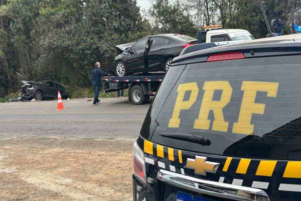 Imagem referente a notícia: Colisão frontal entre dois carros em Irati deixa duas pessoas feridas na BR-153