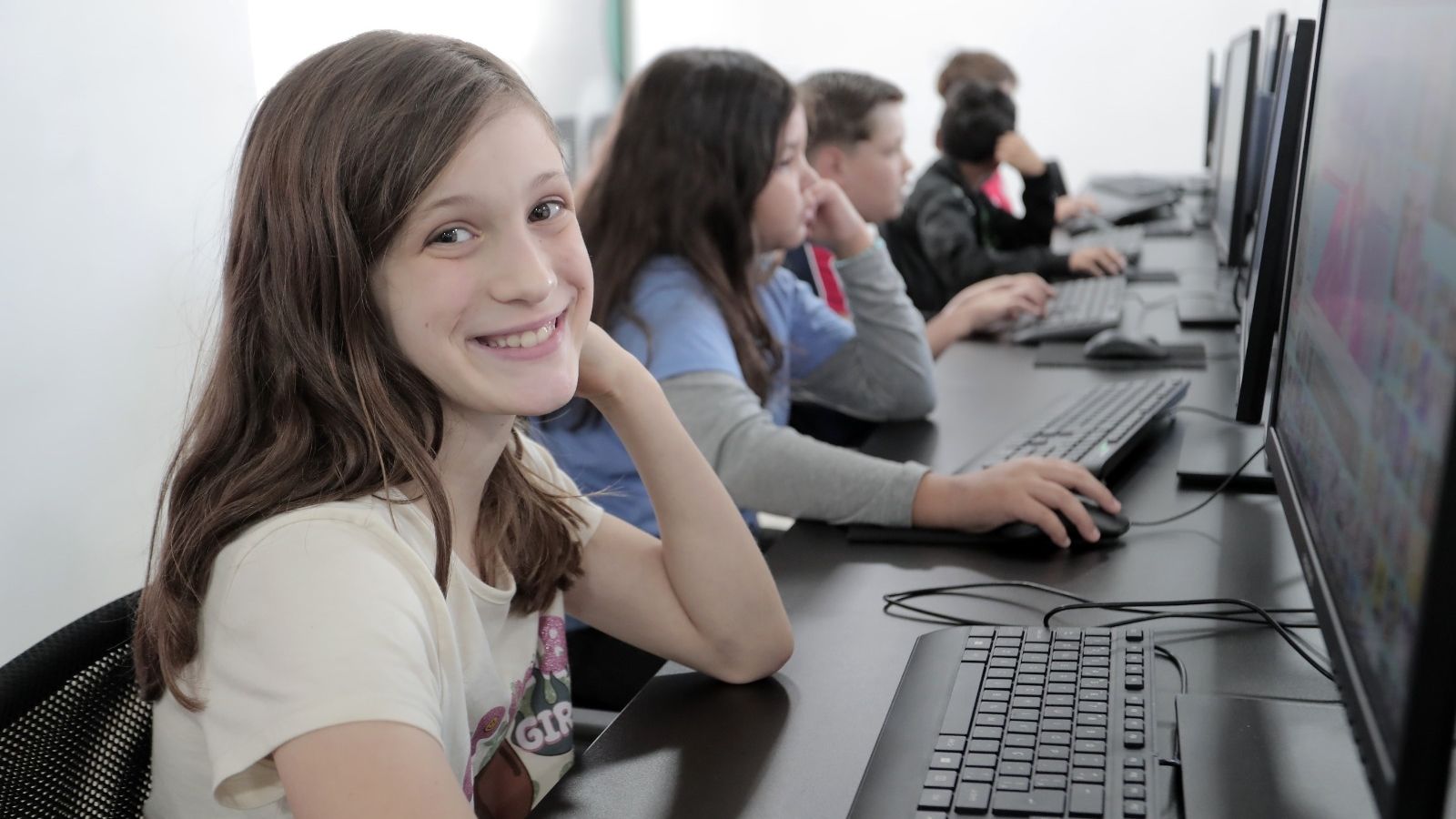 Prefeitura forma mais de 1,8 mil alunos com cursos gratuitos de tecnologia em Cascavel