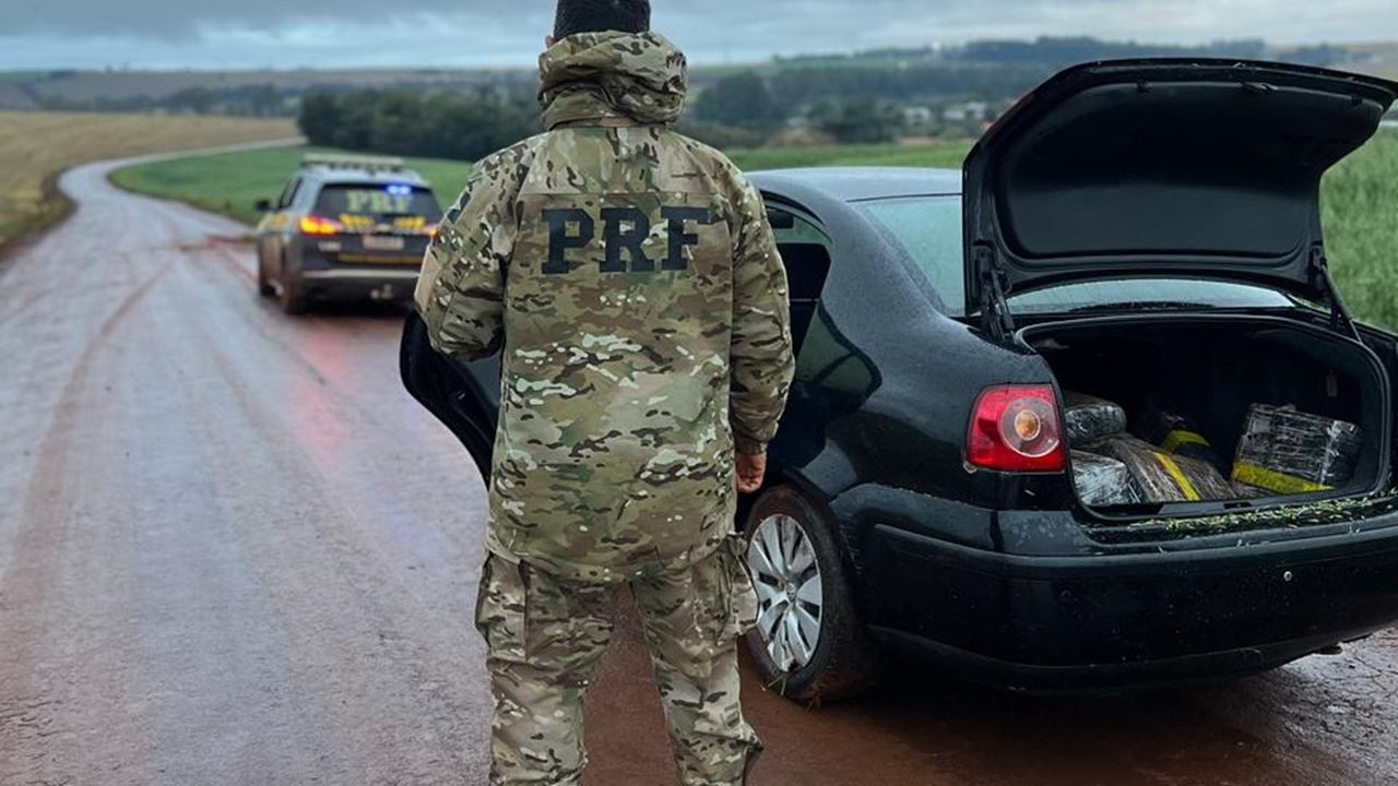 Perseguição termina com apreensão de 362 kg de maconha na PR-486, no distrito de Jotaesse, em Cascavel