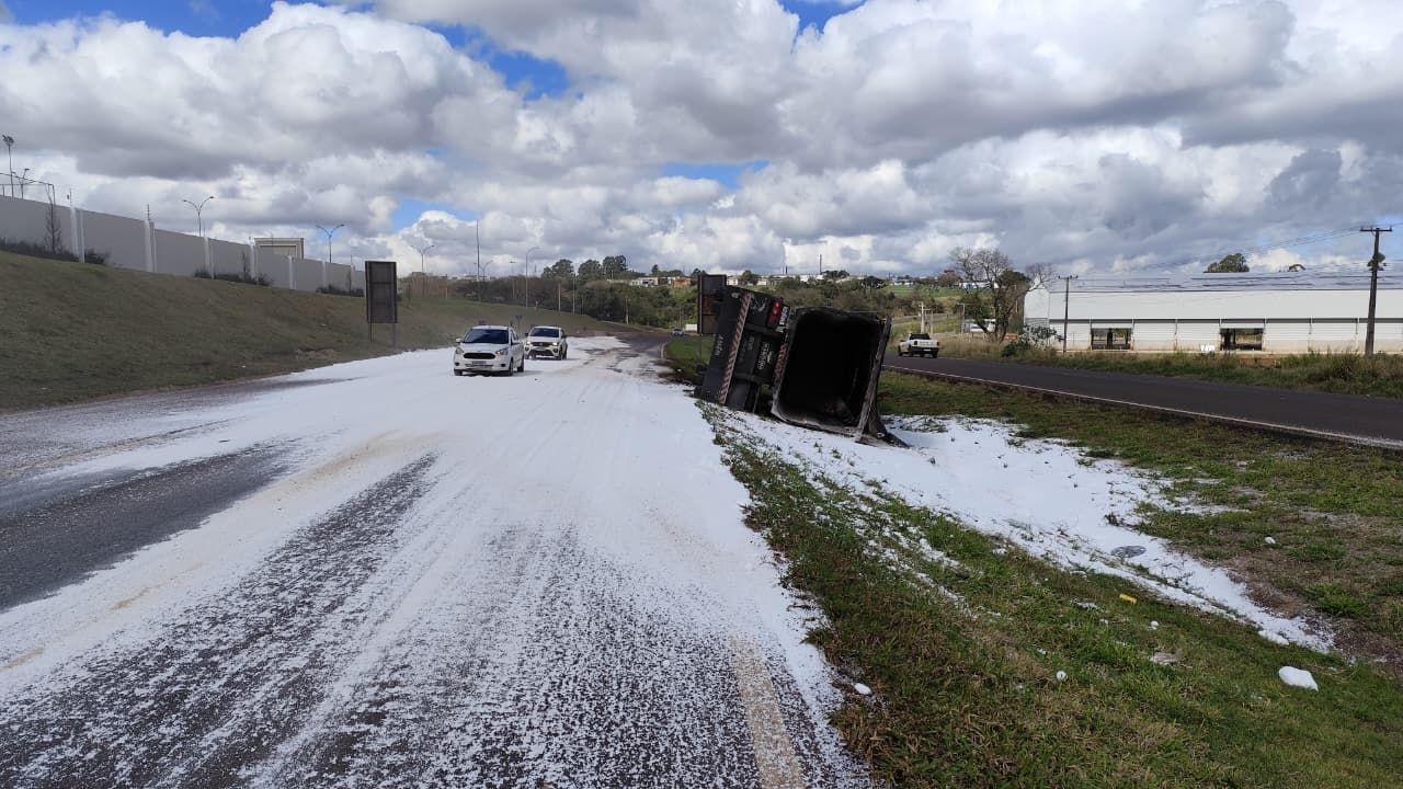 Carreta tomba e espalha "tapete branco" de ureia pela BR-467 em Cascavel