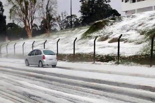 Imagem referente a notícia: Granizo devasta Castro e deixa 600 casas danificadas e mais de 2 mil pessoas afetadas