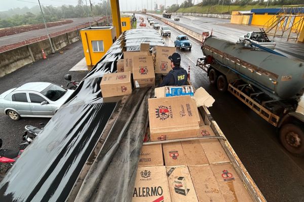 Imagem referente a notícia: Polícia Rodoviária Federal apreende carreta com grande quantidade de cigarros contrabandeados em Cascavel