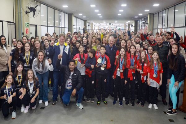 Renato Silva recebe atletas que conquistaram títulos esportivos e levaram o nome de Cascavel para o pódio