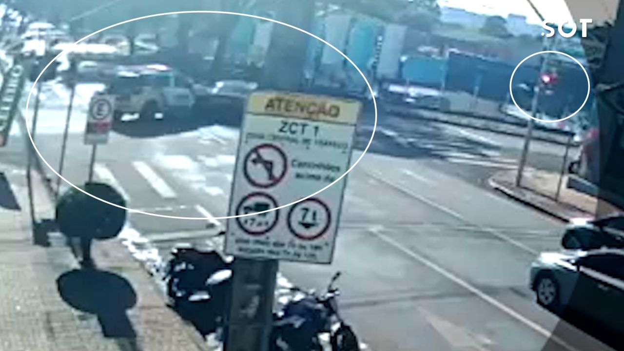 Câmeras de segurança registram Civic avançando sinal vermelho e atingindo viatura da PM no Centro de Cascavel