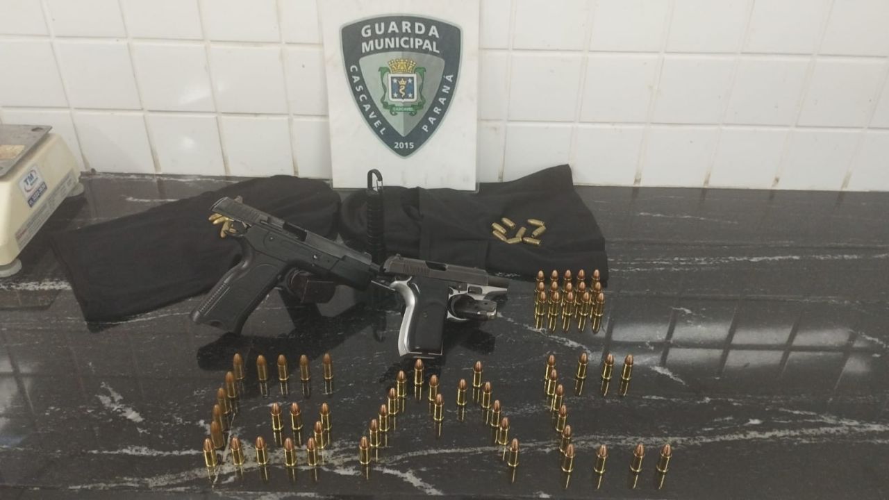Homem é preso pela GM com carro furtado e arsenal escondido em casa no Bairro Santa Cruz em Cascavel