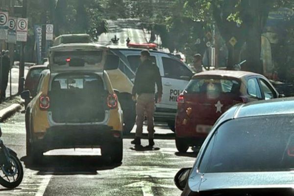 Viatura da Polícia Militar se envolve em colisão no Centro de Cascavel e trânsito fica complicado