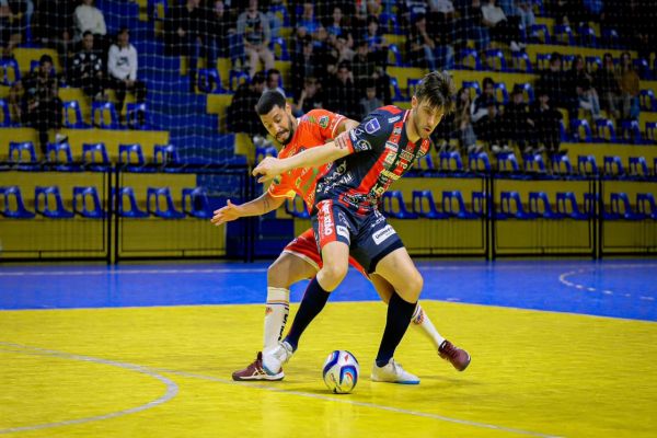 Imagem referente a notícia: Cascavel Futsal vence o Itaipulândia fora de casa e sobe na tabela do Paranaense Série Ouro