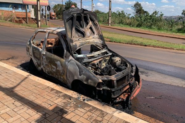 Palio é incendiado após acidente e fica completamente destruído no Jardim Veneza em Cascavel