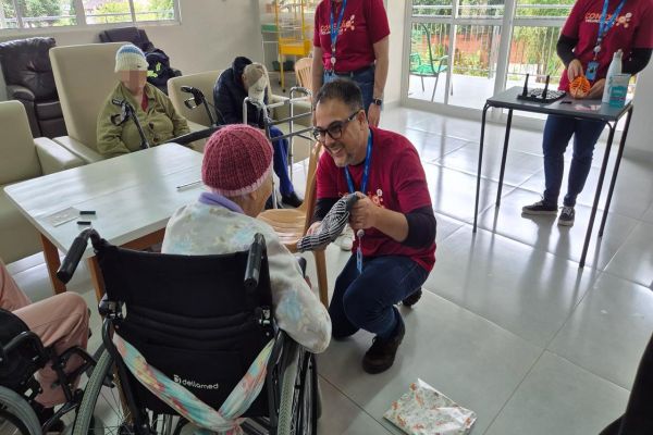 Iguaçu Saneamento leva afeto e diversão ao Abrigo São Vicente de Paulo, em Cascavel