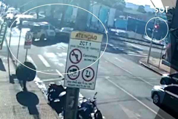 Câmeras de segurança registram Civic avançando sinal vermelho e atingindo viatura da PM no Centro de Cascavel