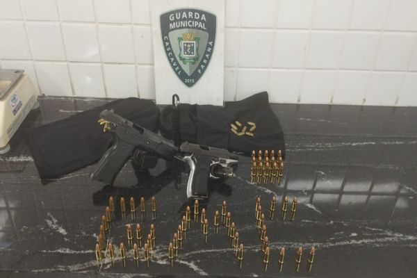 Homem é preso pela GM com carro furtado e arsenal escondido em casa no Bairro Santa Cruz em Cascavel