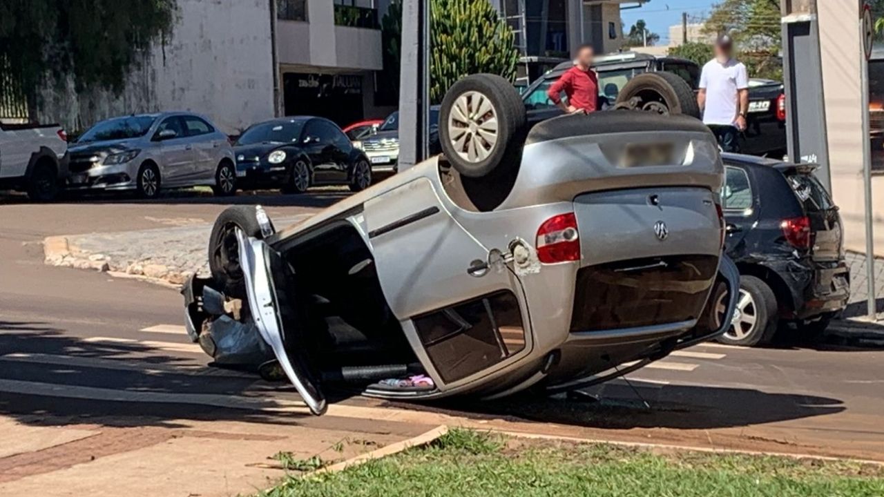 Condutora passa mal e acaba capotando veiculo após colidir em carro estacionado na Av. Rocha Pombo em Cascavel