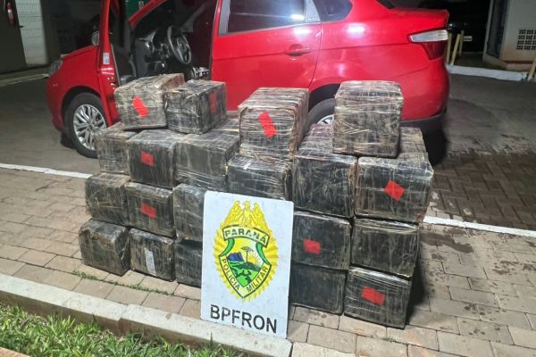 Imagem referente a notícia: Homem é preso com carro furtado e quase meia tonelada de maconha na BR-277 em Santa Tereza do Oeste