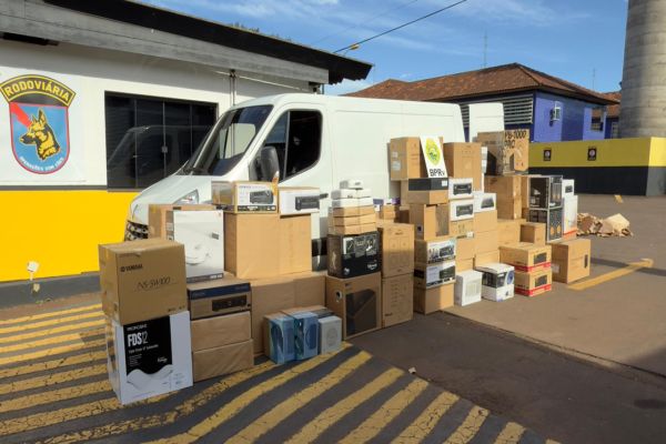 Imagem referente a notícia: Batalhão de Polícia Rodoviária apreende carga milionária de eletrônicos em Toledo e prende motorista na PR-317