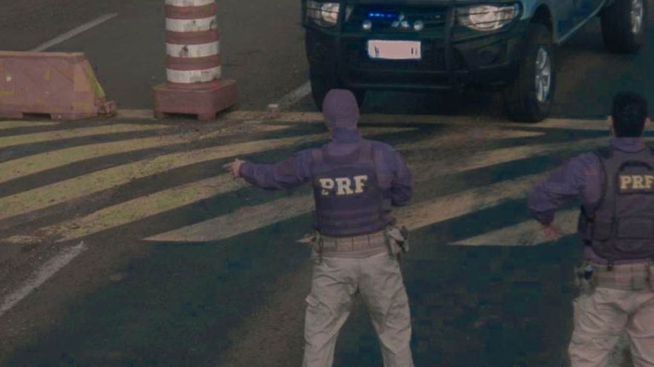 Viatura falsa da Receita Federal é flagrada com mais de 150 quilos de cocaína pela PRF no Paraná