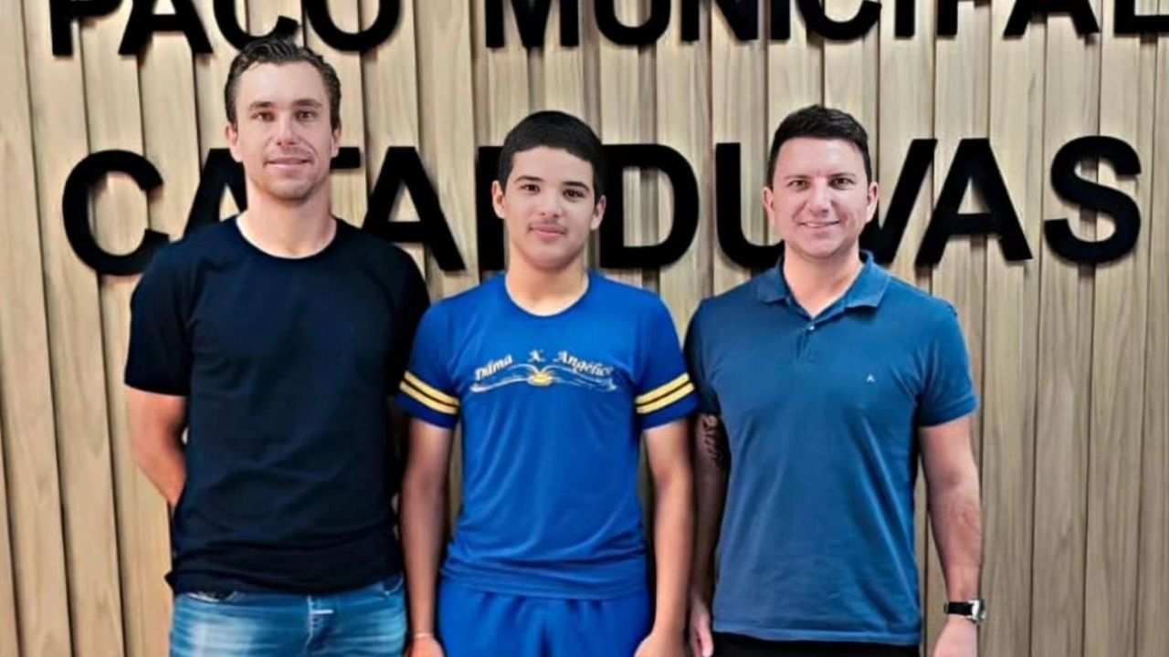 Estudante de 16 anos volta da Nova Zelândia e recebe homenagem especial do prefeito de Catanduvas