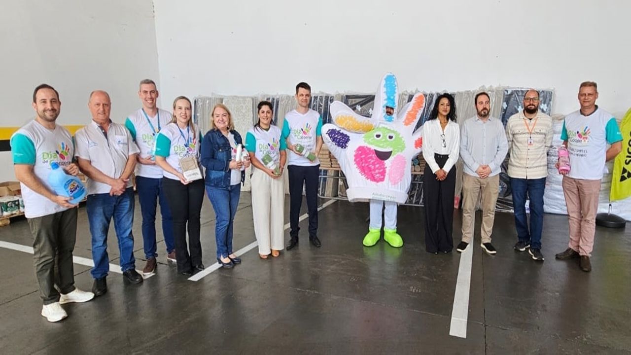 Dia de Cooperar: Oito cooperativas participam e repassam donativos a albergue