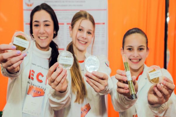 Imagem referente a notícia: FECET 2025 | Cascavel se torna palco da maior feira científica pré-universitária do Paraná e atrai talentos de todo o Brasil