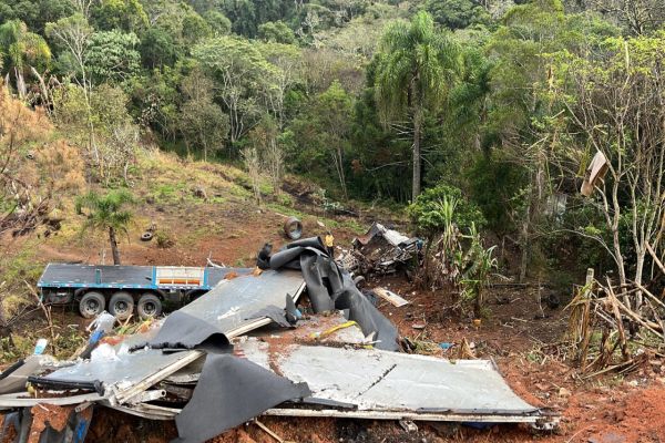 Imagem referente a notícia: Micro-ônibus da saúde tomba após colisão com carretas e deixa mortos e feridos na BR-116 no Paraná