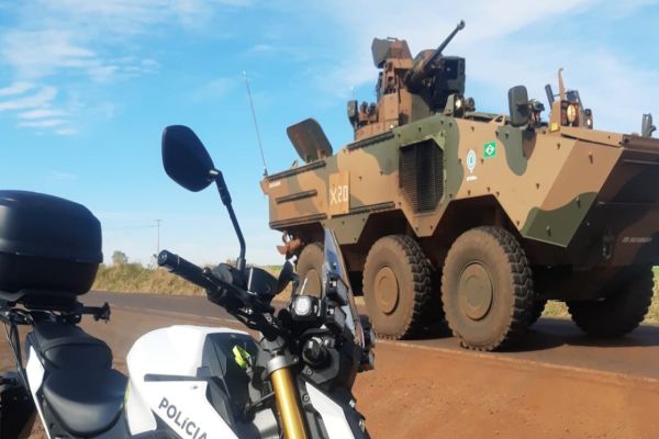 Blindados do Exército tomam as estradas do Oeste em megaoperações de escolta