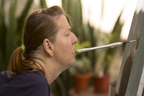 Superação | Artista que pinta com a boca expõe obras no Teatro Municipal Sefrin Filho