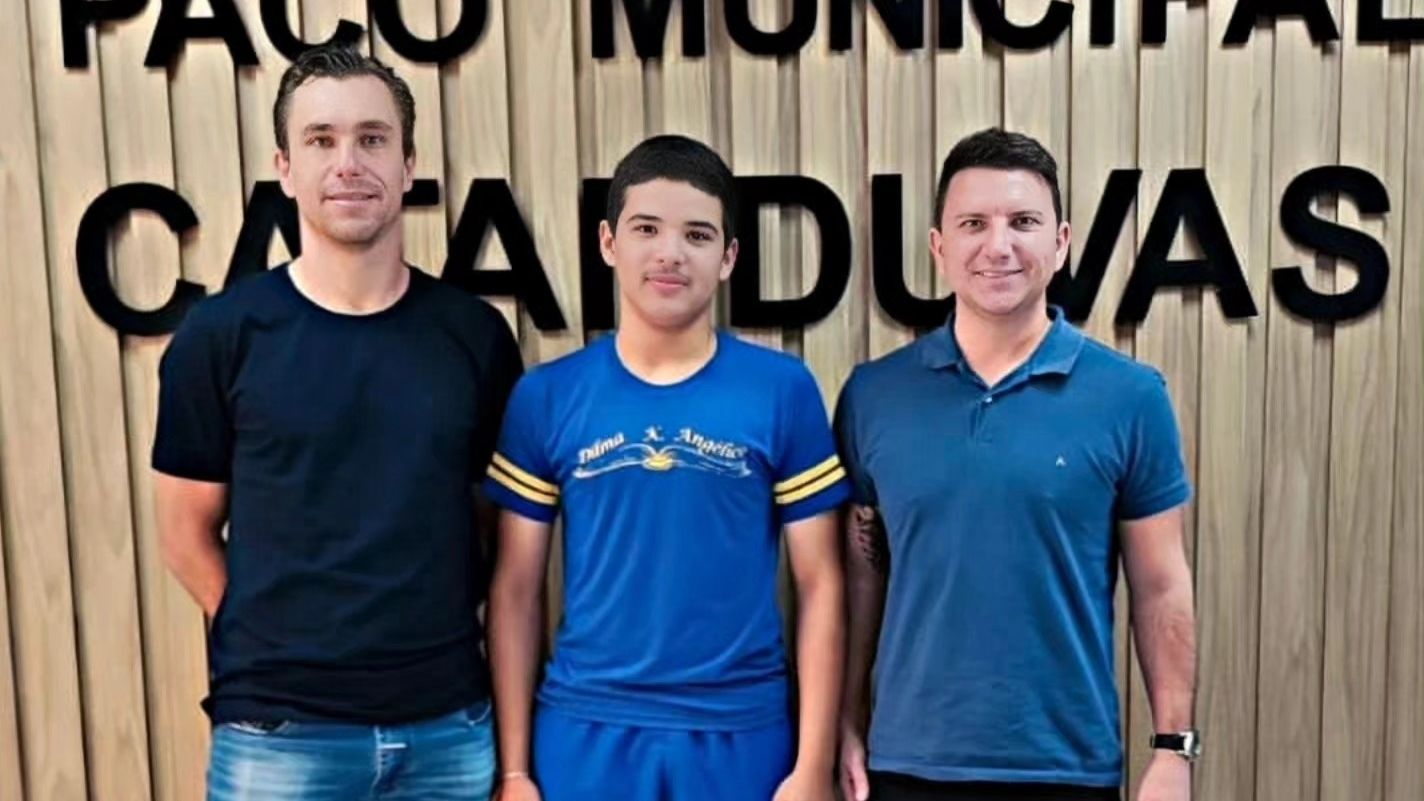 Estudante de 16 anos volta da Nova Zelândia e recebe homenagem especial do prefeito de Catanduvas