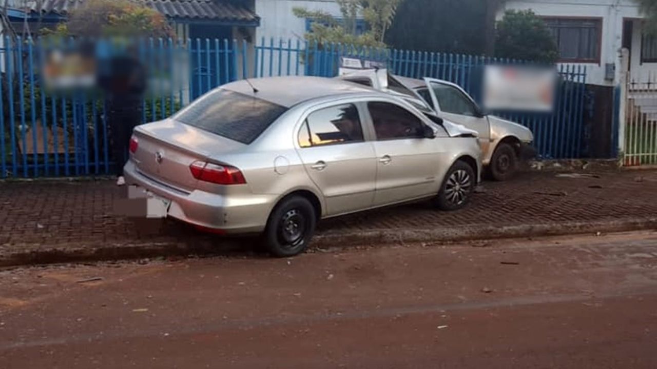 Carro perde o controle, atinge veículo estacionado e projeta colisão contra grade de residência no Centro de Cascavel