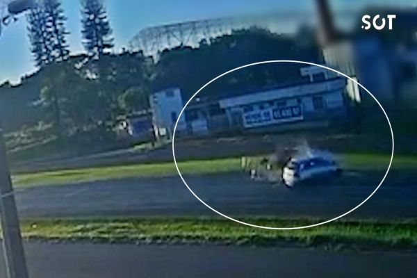 Imagem referente a notícia: Imagens fortes: Audi invade pista e provoca acidente com bebê e crianças na BR-277 em Cascavel