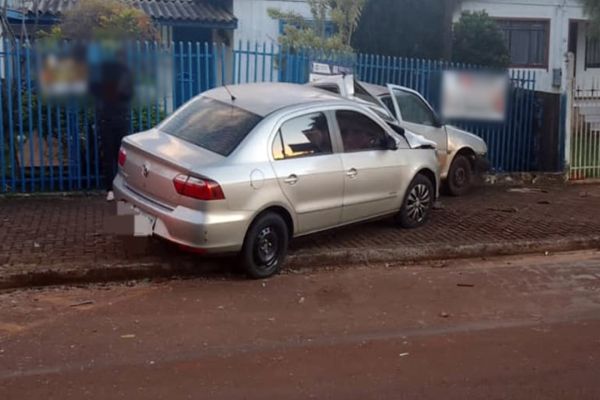 Imagem referente a notícia: Carro perde o controle, atinge veículo estacionado e projeta colisão contra grade de residência no Centro de Cascavel