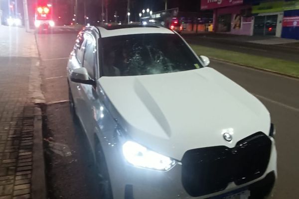 Imagem referente a notícia: BMW e moto se envolvem em acidente na Avenida JK, em Cascavel
