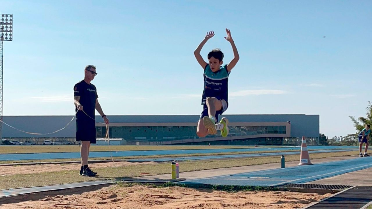 FMEC tem cerca de 50 vagas gratuitas de aulas de atletismo para crianças e adolescentes no CNTA