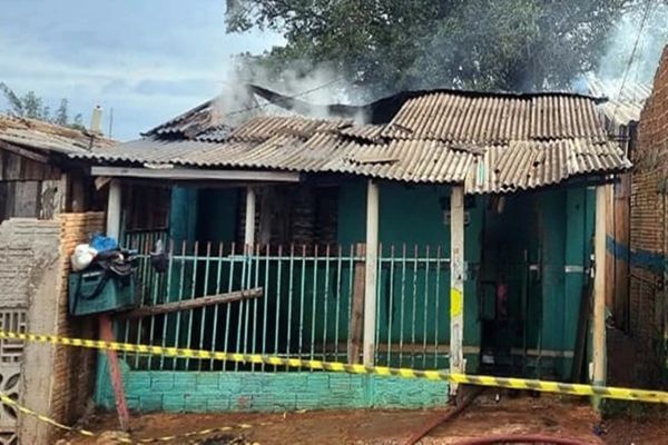 Casa é consumida por incêndio no Bairro Cascavel Velho