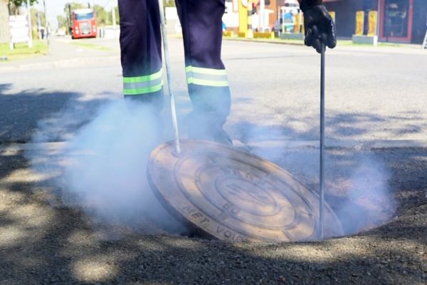 Teste de fumaça: procedimento auxilia na vistoria de redes de esgoto da Sanepar no Paraná