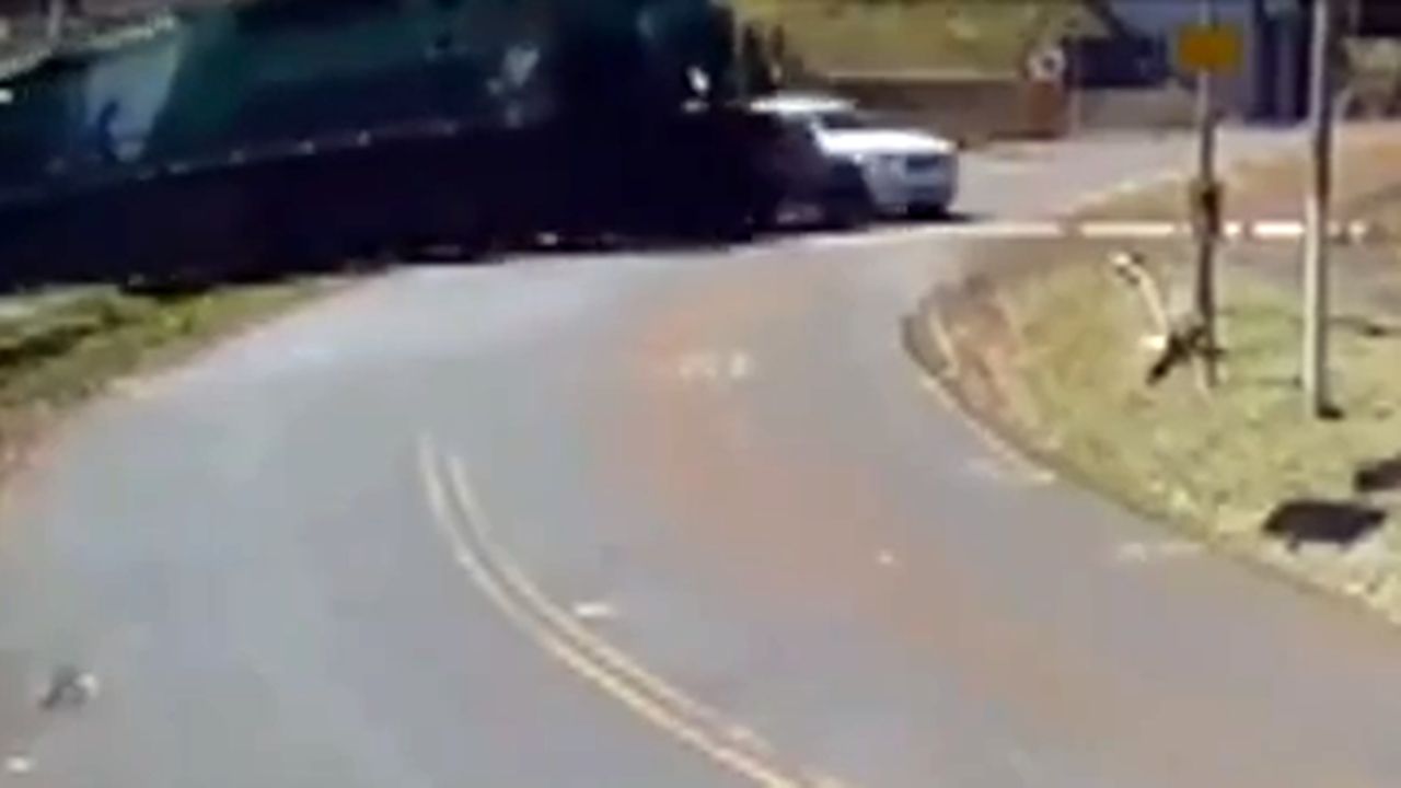 Câmera flagra caminhonete sendo arrastada por trem no Paraná e família escapa por um milagre