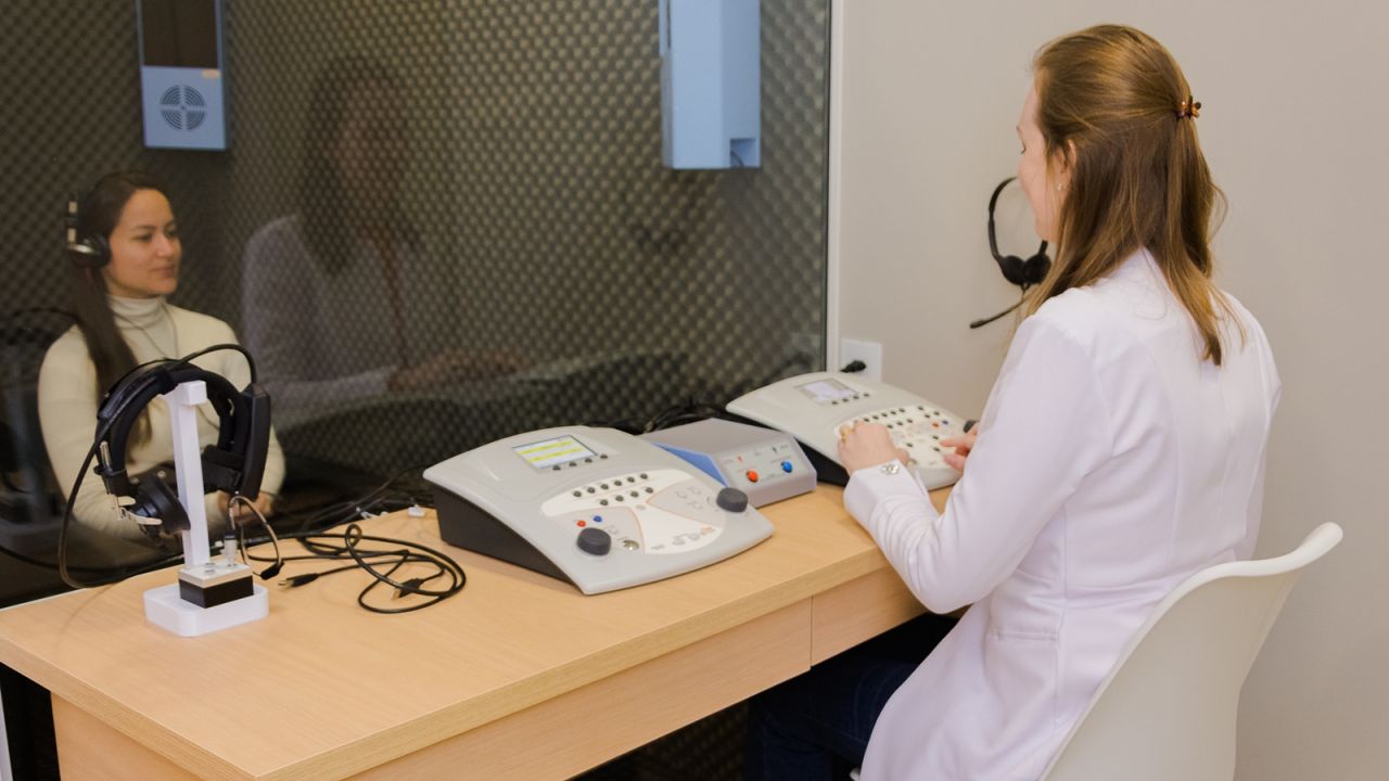 Teste de audiometria em cabine de vidro é novidade para Cascavel e região