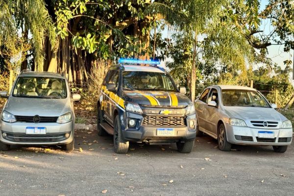 Imagem referente a notícia: PRF recupera veículo roubado após troca de tiros com criminosos no oeste do Paraná