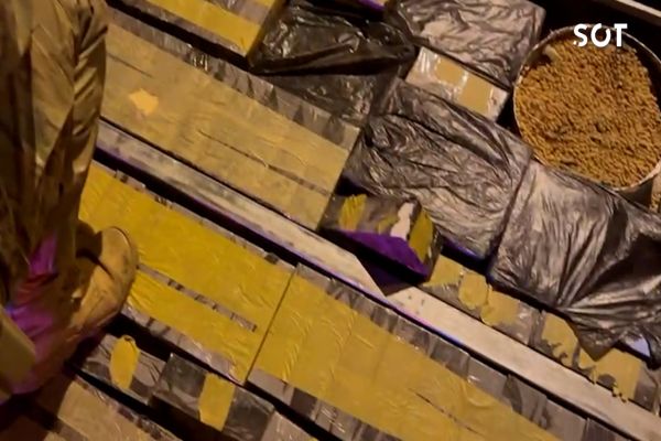 Imagem referente a notícia: Polícia Rodoviária descobre fundo falso em carreta e apreende mais de mil celulares em compartimento oculto no Paraná