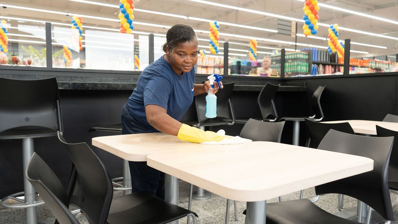 Falhas na limpeza em ambientes alimentícios podem comprometer a saúde do consumidor
