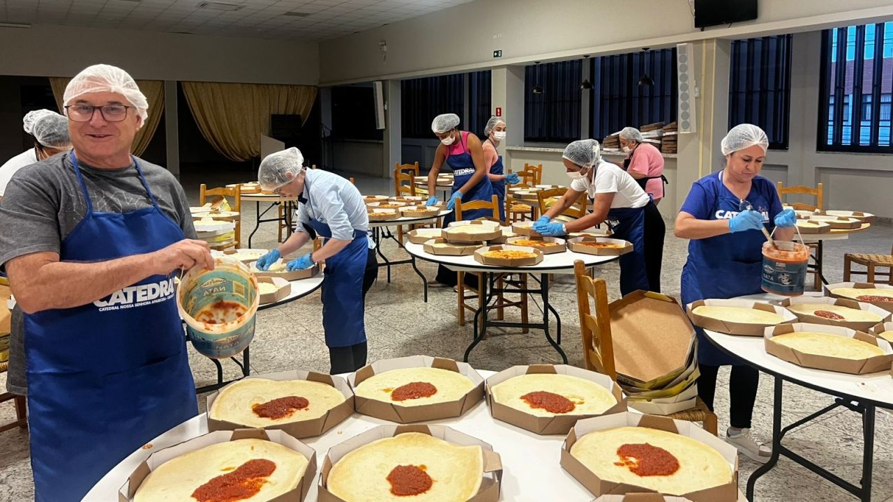 Mais de 2 mil pizzas marcam início da Festa da Padroeira em Cascavel