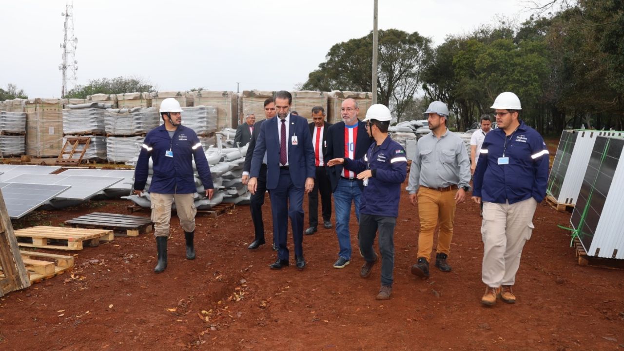 Diretores de Itaipu visitam construção de usina solar flutuante