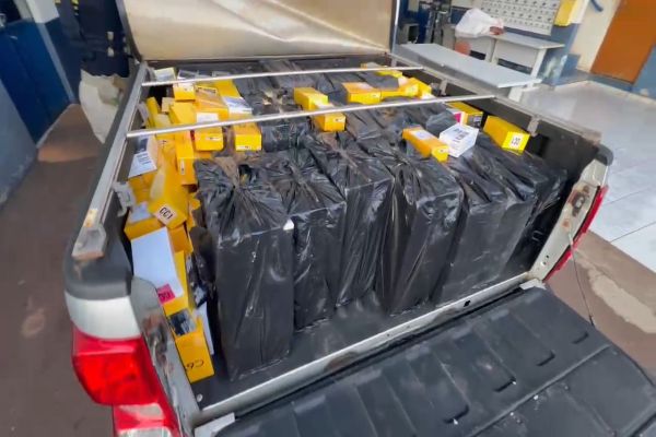 Imagem referente a notícia: PRF apreende caminhonete com cerca de 700 celulares na BR-277, em Cascavel