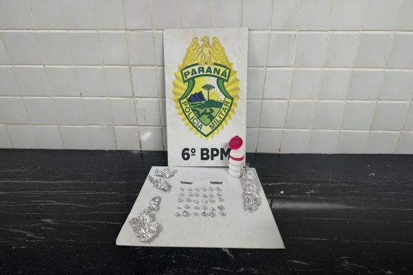 Imagem referente a notícia: Homem é flagrado com 30 pedras de crack escondidas em pote no centro de Cascavel