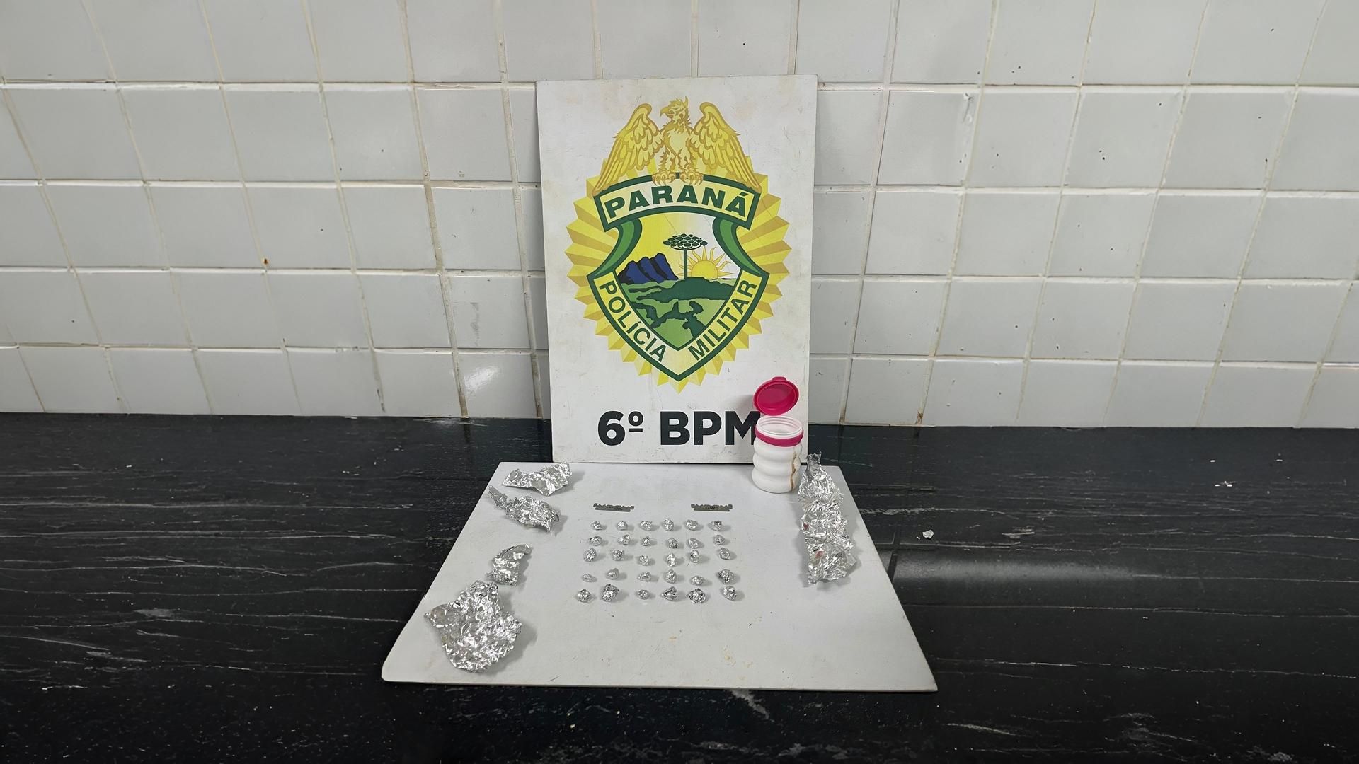 Homem é flagrado com 30 pedras de crack escondidas em pote no centro de Cascavel