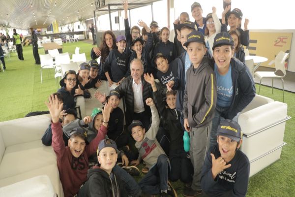 Imagem referente a notícia: Alunos da Rede Municipal de Ensino realizam visita ao Autódromo e vivem um dia de corrida da Stock Car